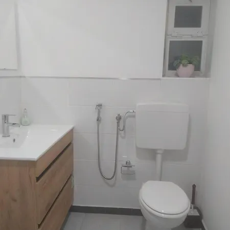 Ginjals-67 Branco Homestay